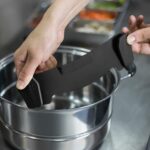 AUOON Clip On Strainer Silicone for All Pots and Pans, Pasta Strainer Clip on Food Strainer for Meat Vegetables Fruit Silicone Kitchen Colander - Image 4